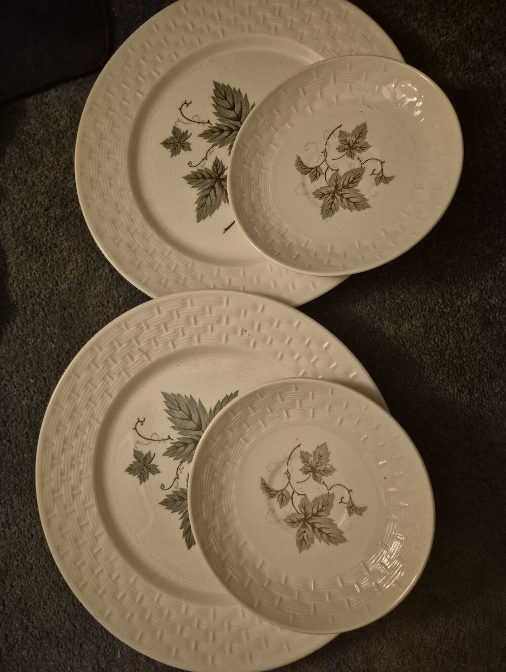 Vintage autumn leaf ceramic Japanese dinnerware 2 plates 2 mini bowls Unused